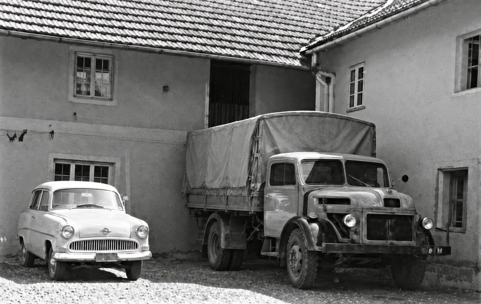 Production moves to an adjacent building; pasta is manufactured by machine for the first time.